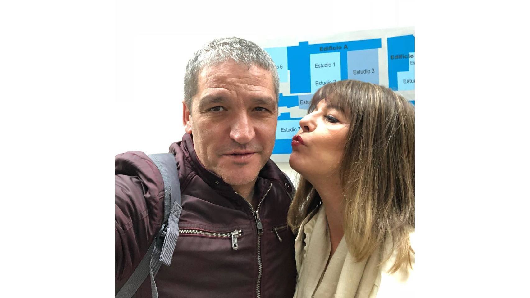 ¿Qué le habrá desvelado Esperanza Gracia a Gustavo González? Sea el resultado que fuese, la pitonisa le da un beso al paparazzi.