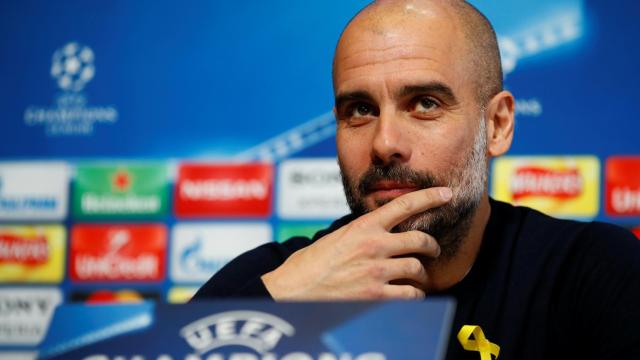 Guardiola, en rueda de prensa con el lazo amarillo.