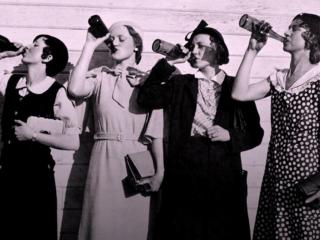 mujeres beben cerveza