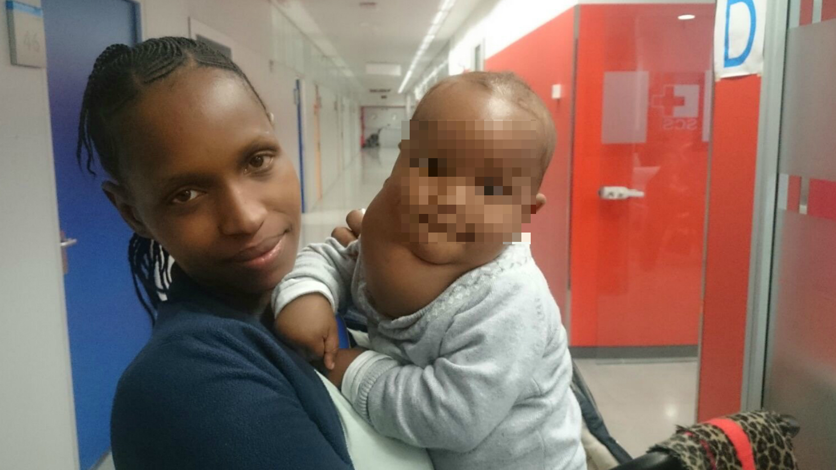 Montaca junto a su madre en el hospital donde sigue tratamiento.