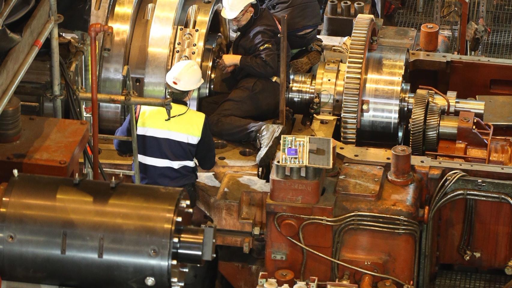 Varios operarios trabajan en la planta de Aboño.