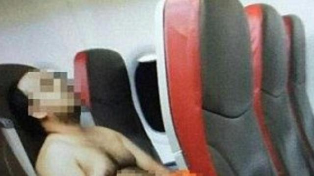 El hombre llegó incluso a orinar en los asientos.