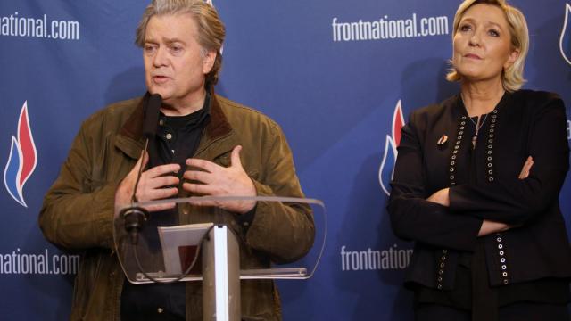 Steve Bannon y Marine Le Pen,  en la apertura del Congreso del Frente Nacional.
