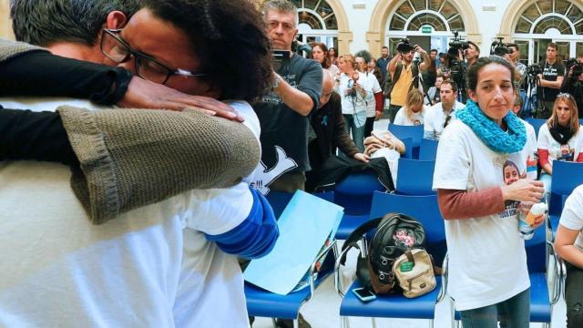 La madre de Gabriel observa el abrazo del padre del niño con Ana, su novia, el pasado viernes.
