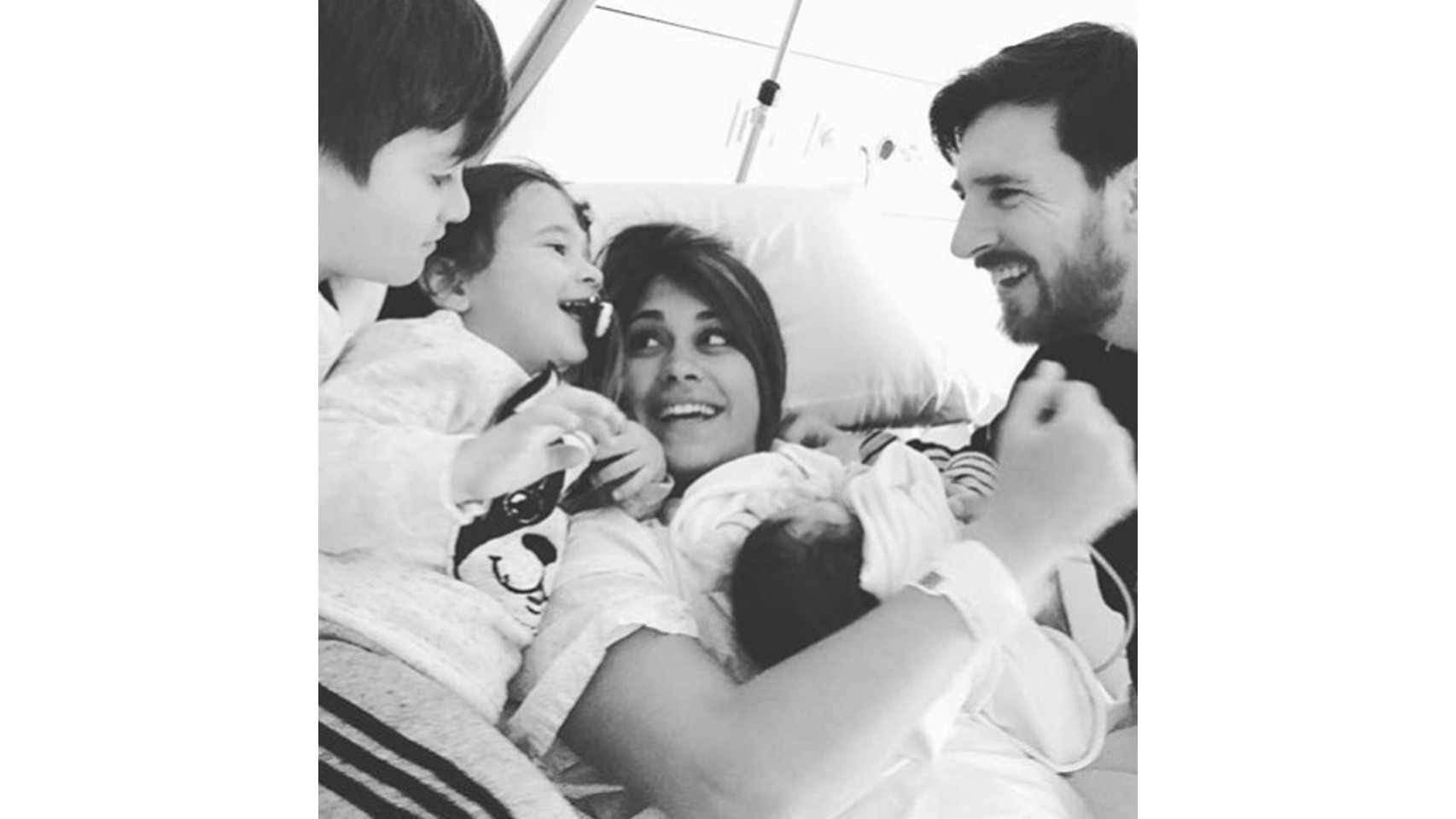 Messi y su esposa, Antonella Roccuzzo,  este sábado vuelven han sido en padres por tercera vez, después del nacimiento de su hijo Ciro. Los orgullosos padres han compartido esta imagen para celebrar la nueva incorporación a la familia.
