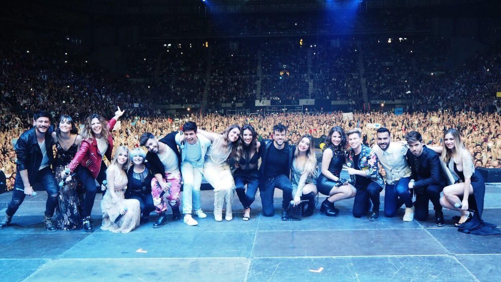 Los 16 concursantes sobre el escenario del Palau Sant Jordi.