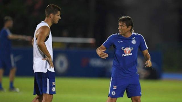 Morata charla con Conte. Foto chelseafc.com