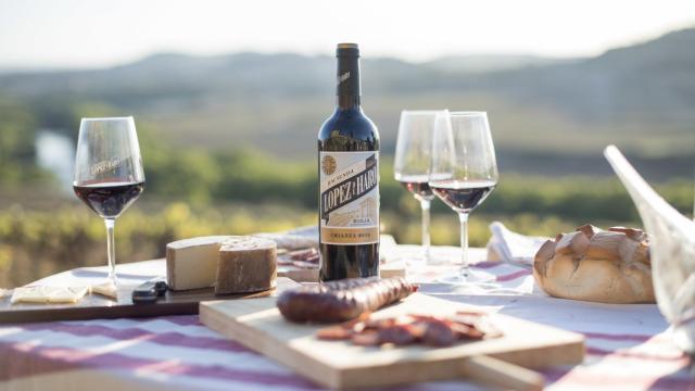 El regalo del Día del Padre perfecto: un año de suscripción a EL ESPAÑOL y vinos López de Haro