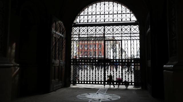 Flores a la entrada de facultad de la Universidad de Cambridge donde trabajaba y vivía Stephen Hawking.