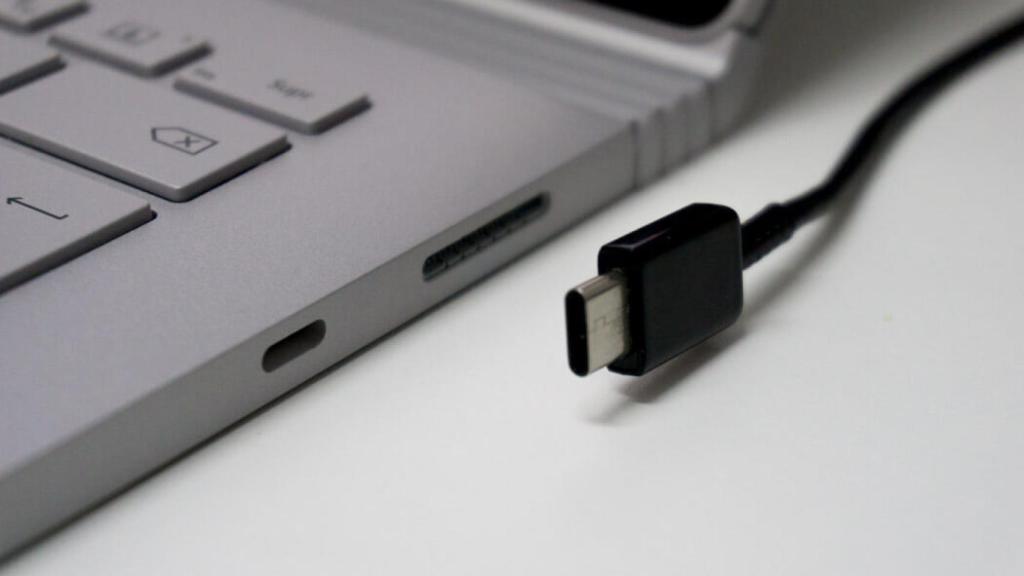 Un portátil con salida USB-C.
