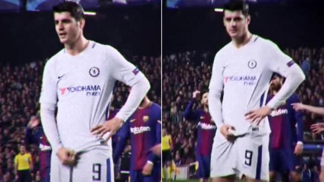 Álvaro Morata se toca sus partes en el Camp Nou.