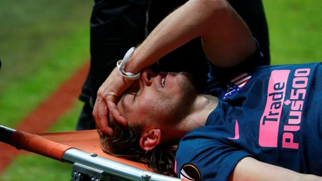 Filipe Luis se marcha en camilla.