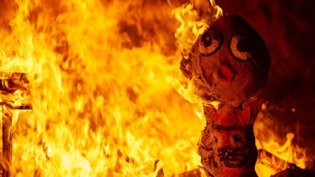 Un monumento durante la cremà de las fallas / Innovadores - Shutterstock