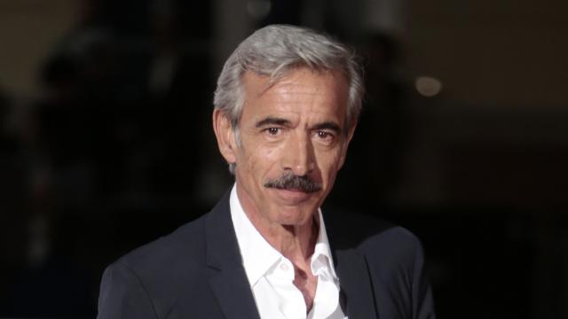 Imanol Arias posnado.