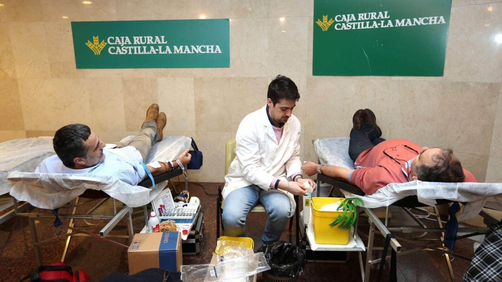 Los políticos toledanos donan sangre en el maratón de Caja Rural CLM 1