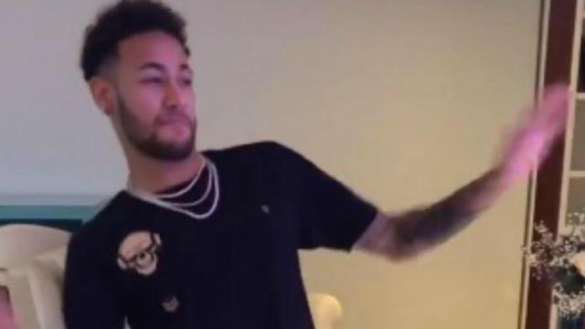 Neymar baila durante el cumpleaños de su hermana.
