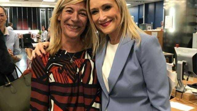 Amalia Calonge junto a Cristina Cifuentes.
