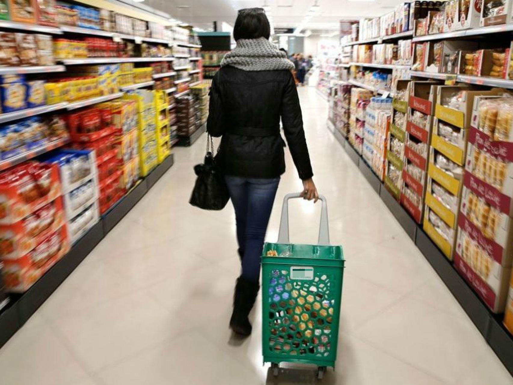Una mujer hace la compra en un supermercado.