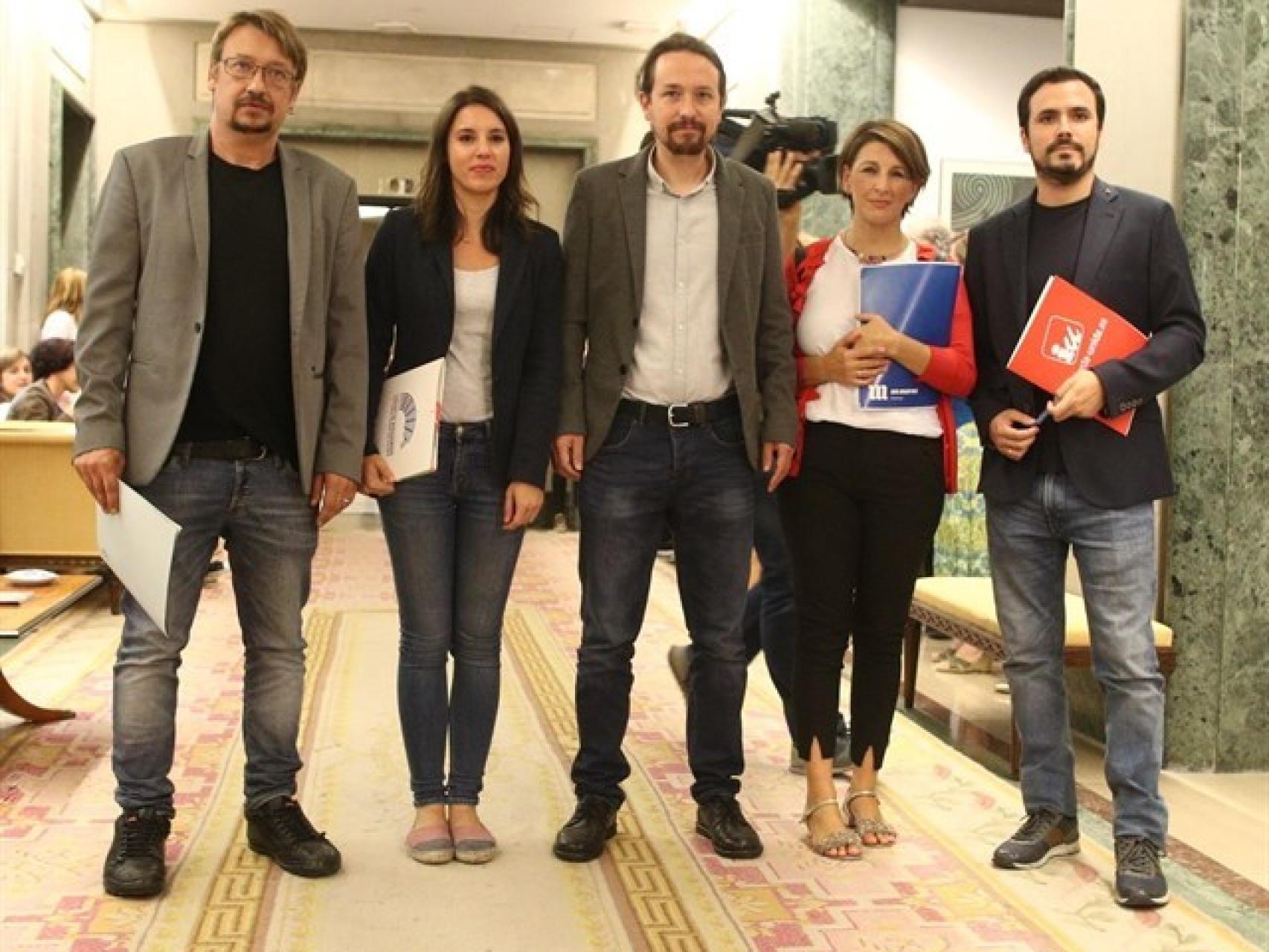 Iglesias junto a sus socios de IU, En Marea y En Comú.