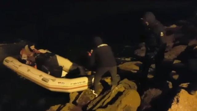 Momento de la descarga de las cajas de tabaco.