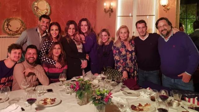 Paula Echevarría junto a Miguel Torres en una cena con amigos.