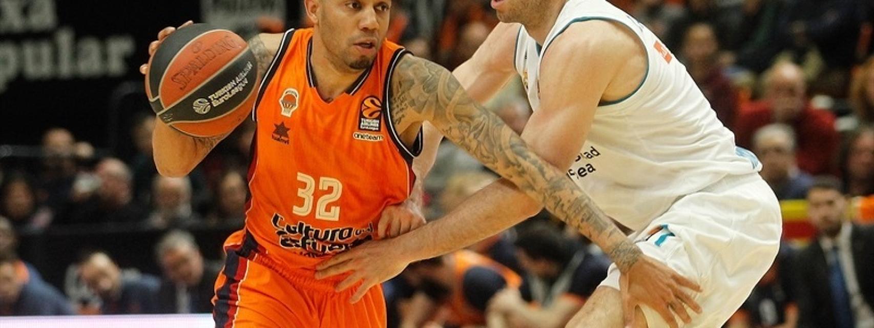 Erick Green intenta superar a Fabien Causeur.