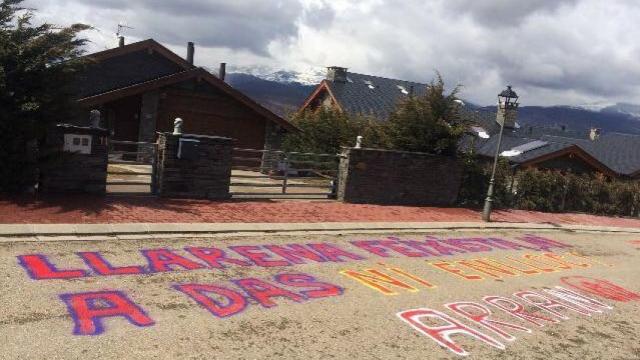 Las pintadas junto a la vivienda del juez Llarena en Das.
