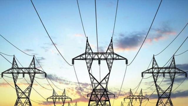 Imagen de archivo de postes de electricidad.