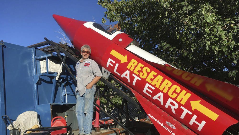 Mike Hughes, terraplanista fallecido.