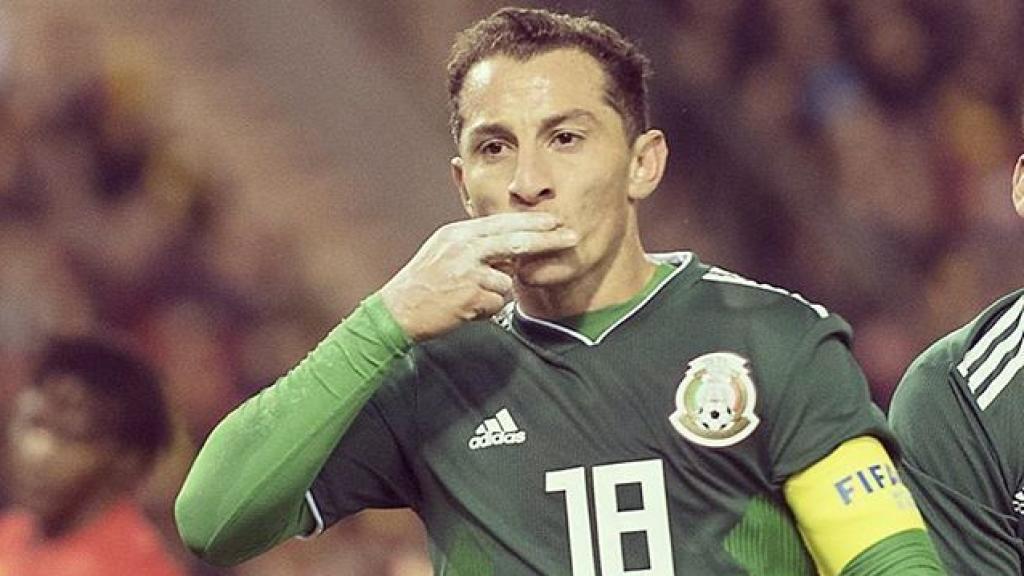 Guardado celebra un gol con la camiseta de México.