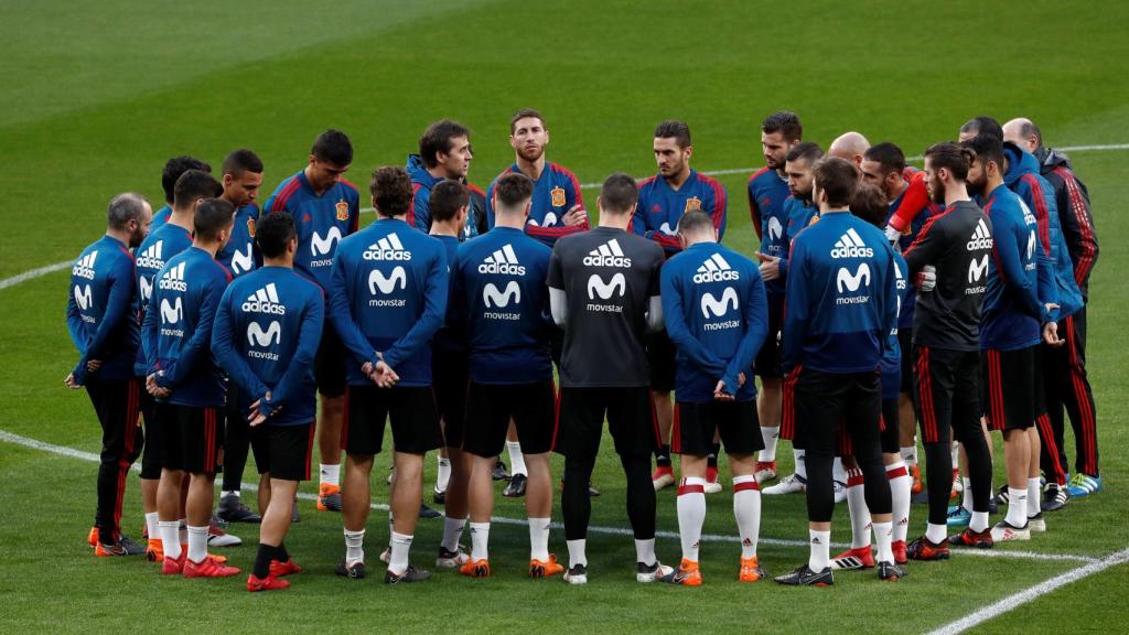Los jugadores se reúnen alrededor de Lopetegui.