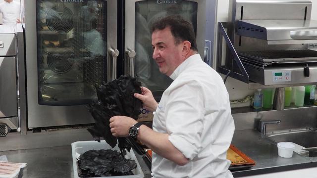 Martín Berasategui en uno de sus restaurantes con sus nuevos equipos tecnológicos.