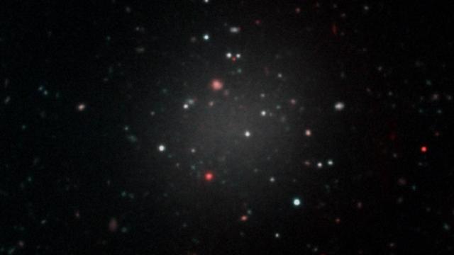 Entorno de la galaxia NGC1052 (esferoide blanquecino a la izquierda), en cuyas proximidades se encuentra NGC1052-DF2.