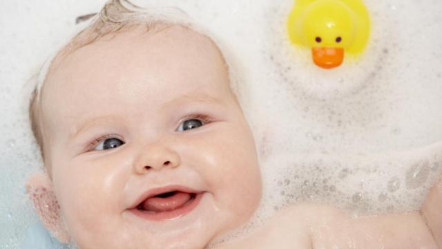 Un bebé con un patito de goma.