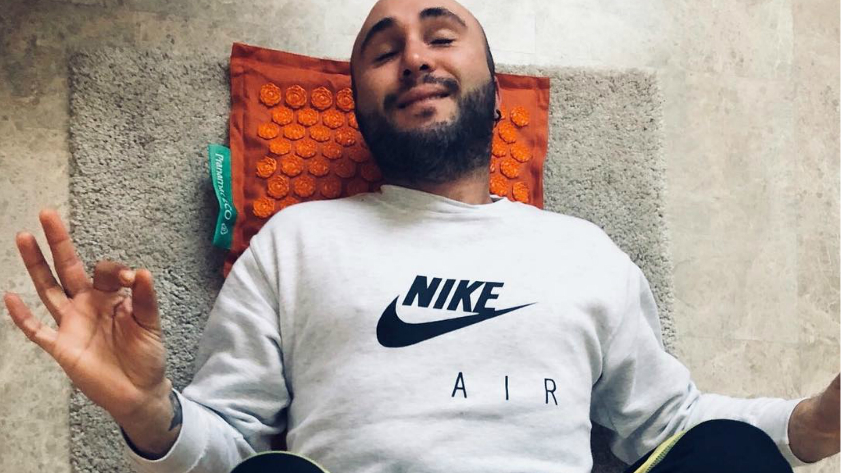 Kiko Rivera se suma a la moda de relajarse en casa con esa esterilla. El hijo de Isabel Pantoja aprovecha un hueco para tomarse un descanso, el dj y cantante no para de ensayar para sus próximas actuaciones, y además está disfrutando un año más de la Semana Santa sevillana.