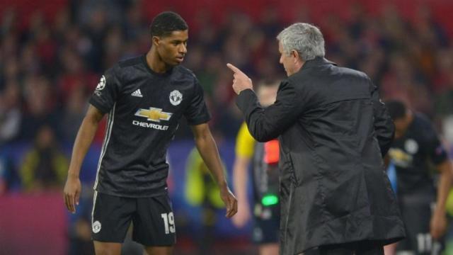 Mourinho hablando con Rashford durante un partido. Foto: Twitter (@ManUTD).