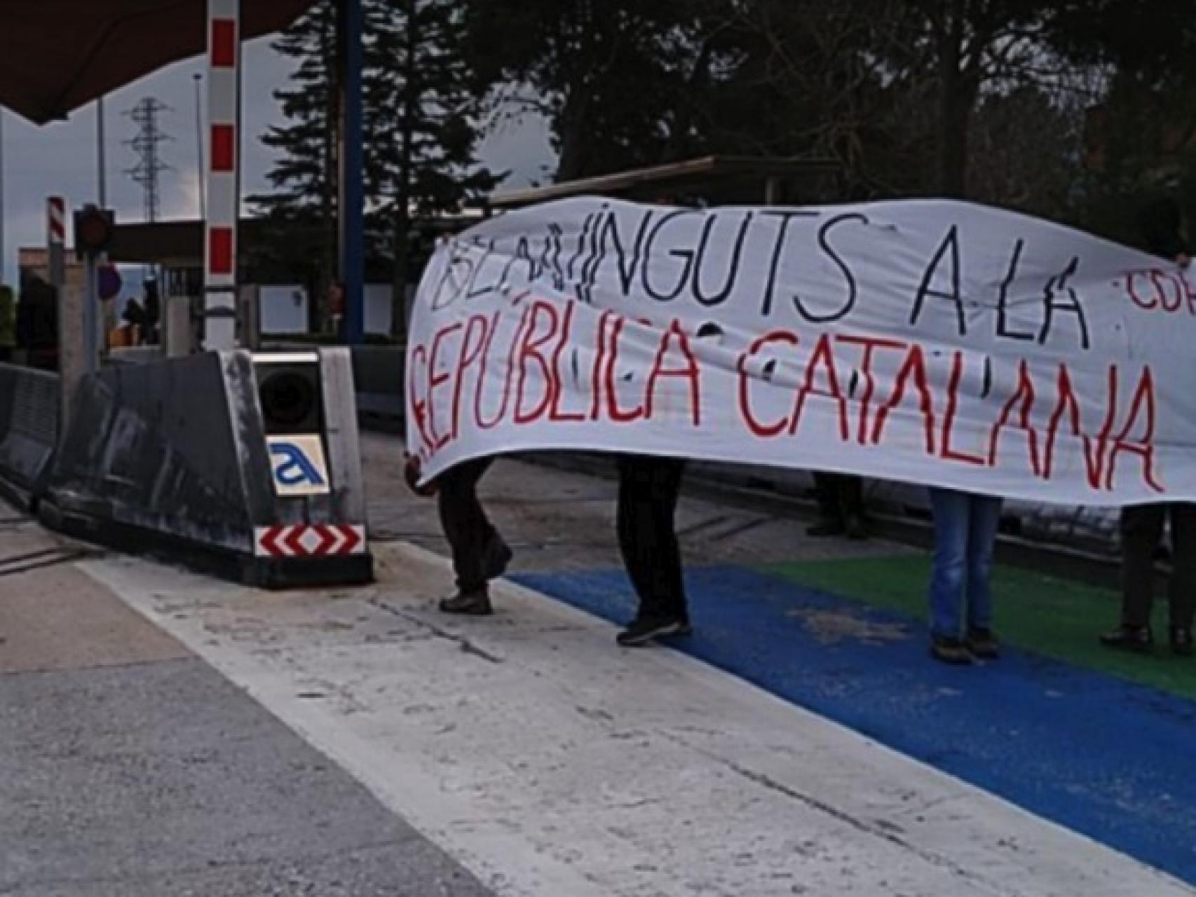 Los CDR levantan las barreras del peaje de la AP-2.