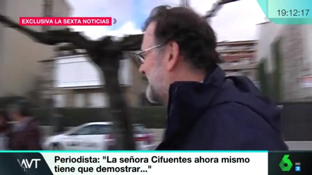 Mariano Rajoy huye de la prensa.