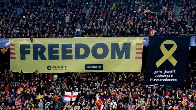 Pancarta en el Camp Nou en apoyo a los políticos independentistas en prisión