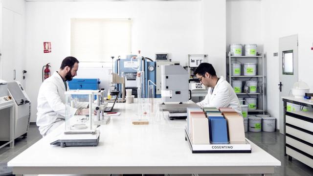 Dos técnicos de uno de los laboratoris de Cosentino en Almería.