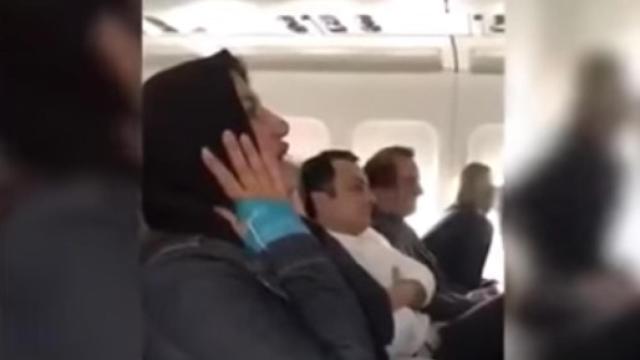 Esta mujer tiene tanto pánico a volar que es gracioso (hasta que deja de serlo)