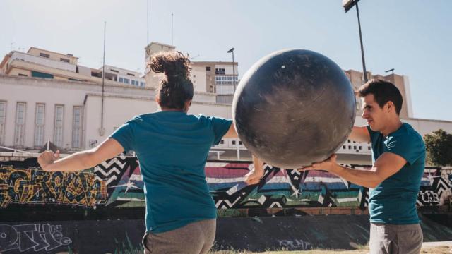Dos jóvenes practican baloncodo playa, una nueva modalidad dentro del baloncodo.