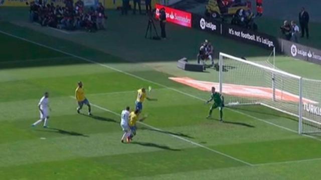 Lucas Vázquez reclama penalti tras una acción de Aguirregaray