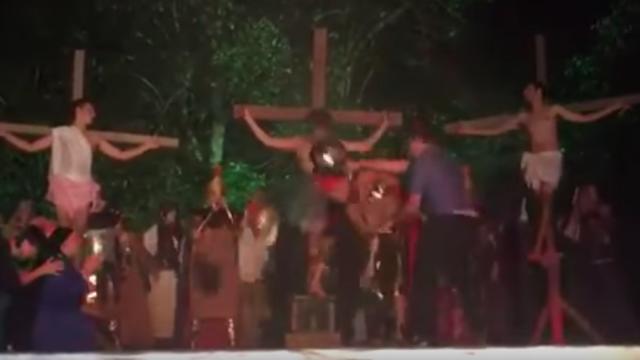 Interrumpe una procesión para evitar la muerte de Cristo