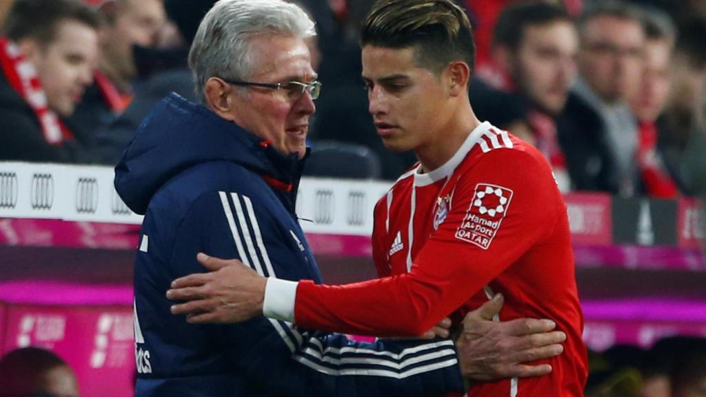 Heynckes da la enhorabuena a James tras su buen partido.
