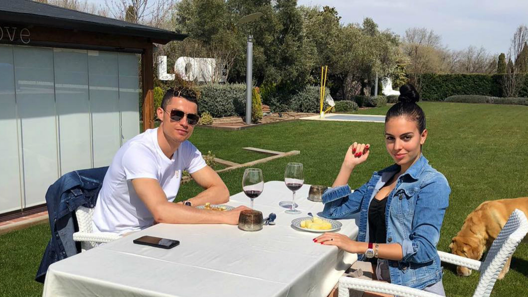 Cristiano Ronaldo y Georgina Rodríguez no han sido menos y han disfrutado de la Pascua comiendo al aire libre y aprovechando el buen tiempo que ha hecho.