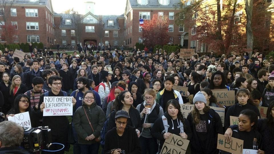 Estudiantes en una manifestación de Cambridge.