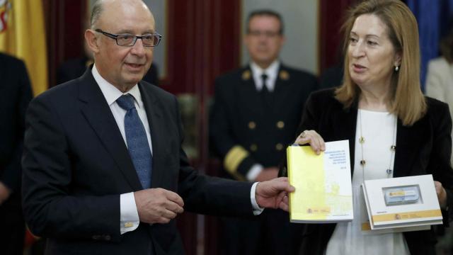 Cristóbal Montoro entrega a Ana Pastor el proyecto de Presupuestos Generales del Estado para 2018 .