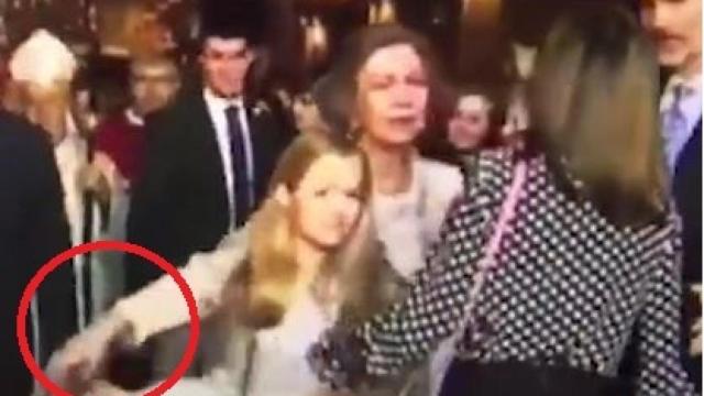 El momento en que Leonor quita el brazo de su abuela.