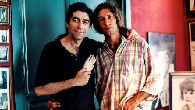 Joaquín Sabina y Javier Menéndez Flores en un verano de los noventa.